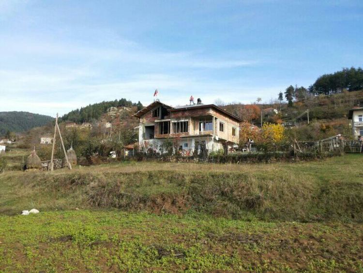 Асен Дерменджиев вече се оттегли от кметските дела на Гълъбово след почти44 години работа, но продължава активно да помага с каквото може на съселяните си. Това е новият дом на пострадалото семейство, изграден с усилията на стотици родопчани, повечето от които не познават пострадалите.