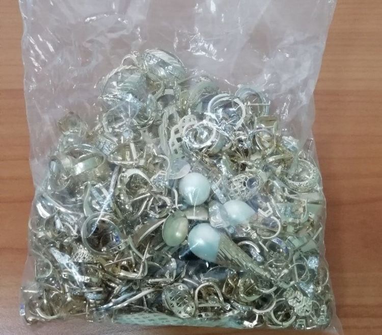 Митницата продава на търг биберони със златни държачи