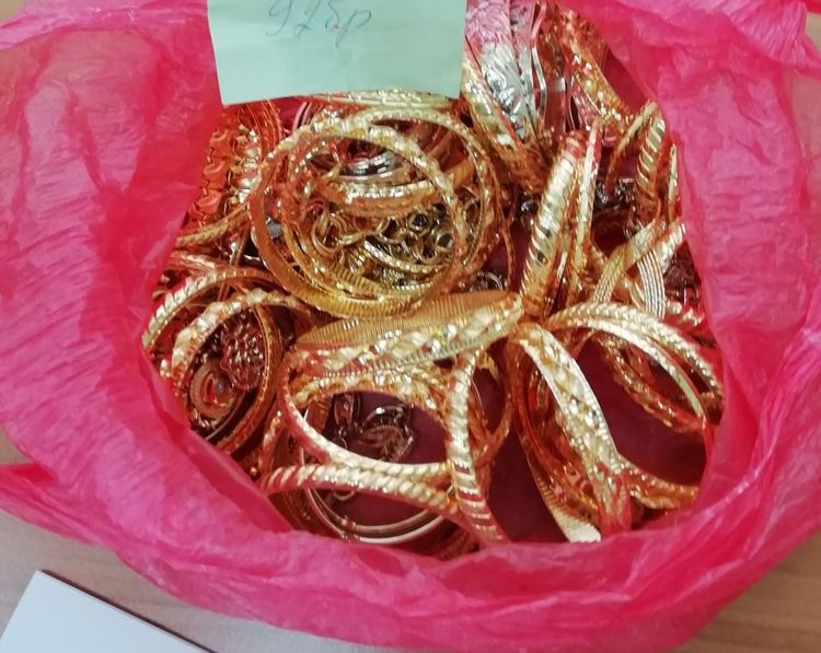 Митницата продава на търг биберони със златни държачи