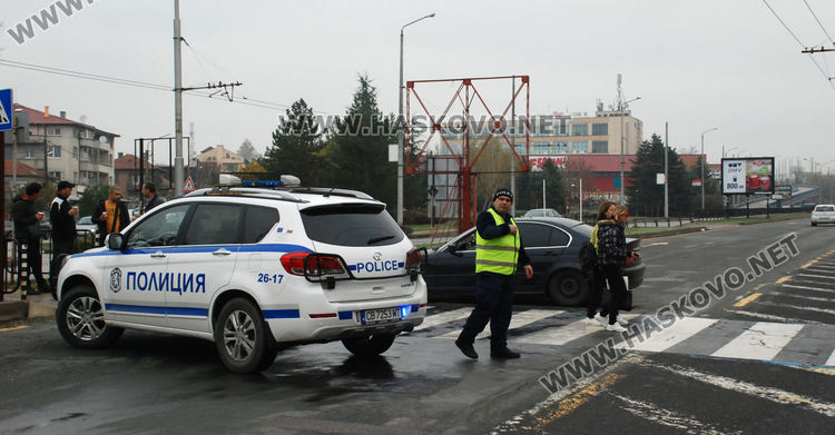 Кърджалийско БМВ се разби в бордюр до зебра в "Орфей"