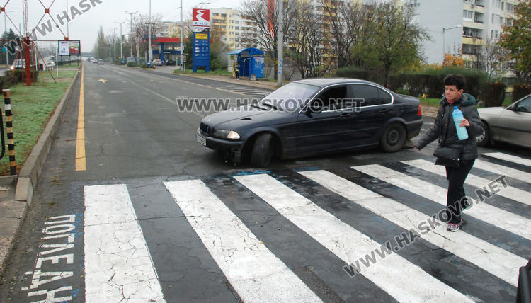 Кърджалийско БМВ се разби в бордюр до зебра в "Орфей"