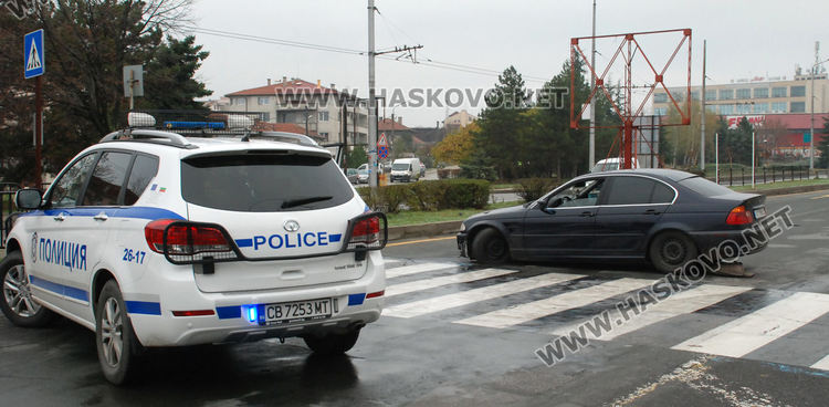 Кърджалийско БМВ се разби в бордюр до зебра в "Орфей"
