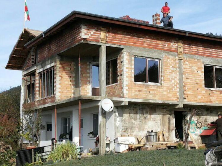 Благотворително от родопчани: Семейството от Гълъбово има нова къща само три месеца след пожара