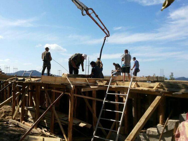 Благотворително от родопчани: Семейството от Гълъбово има нова къща само три месеца след пожара