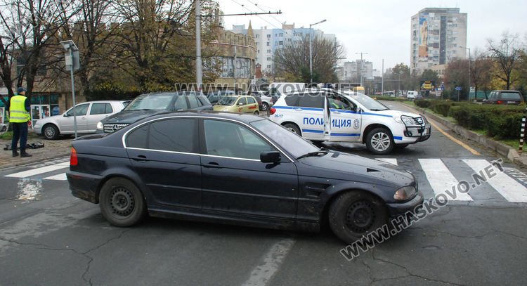 Кърджалийско БМВ се разби в бордюр до зебра в "Орфей"