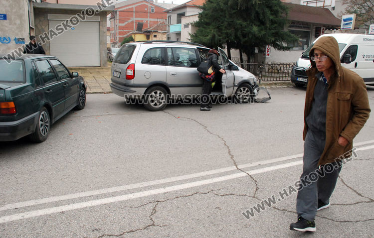 Волво засече Опел при обратен завой на "Дунав"