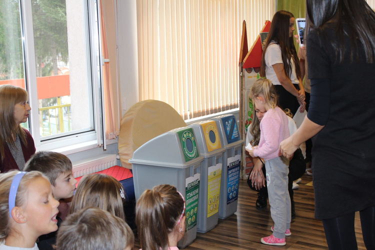 Със забавни игри учат малчуганите как да събират разделно отпадъците