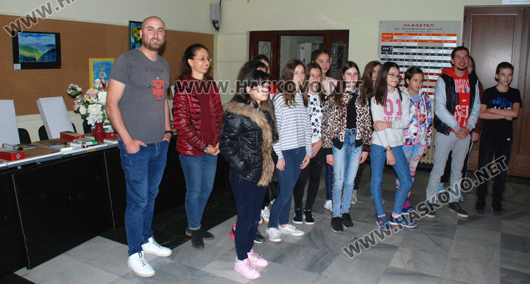 13 млади художници получиха подаръци от благотворителна инициатива на театъра