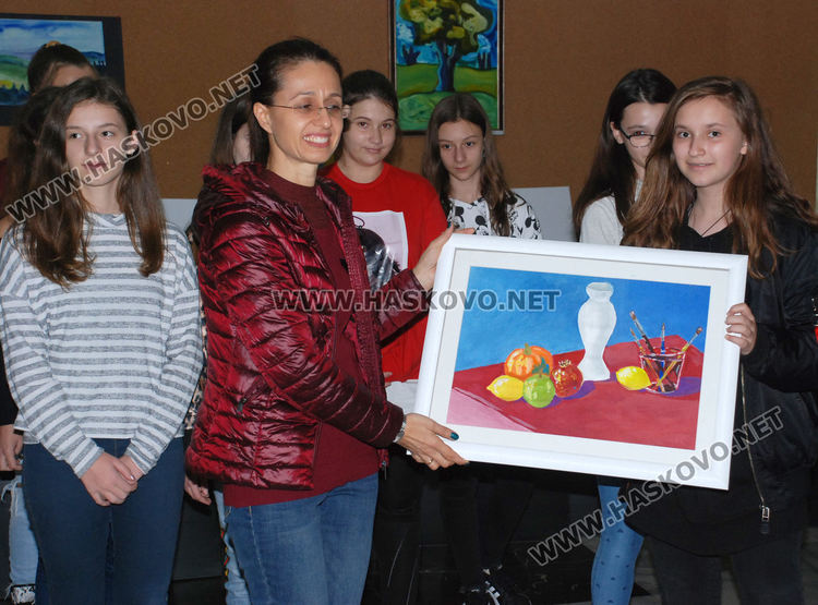 13 млади художници получиха подаръци от благотворителна инициатива на театъра