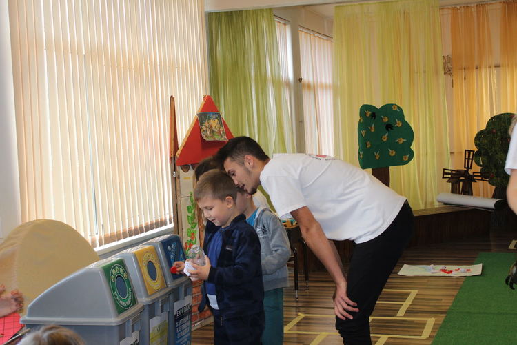 Със забавни игри учат малчуганите как да събират разделно отпадъците