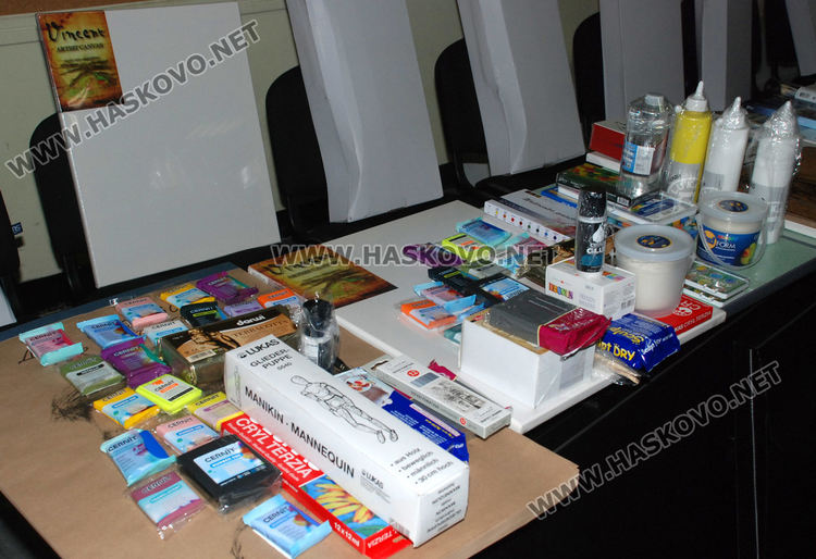 13 млади художници получиха подаръци от благотворителна инициатива на театъра