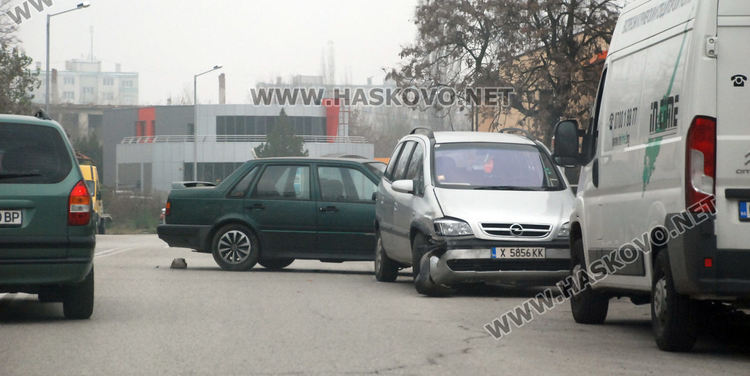 Волво засече Опел при обратен завой на "Дунав"