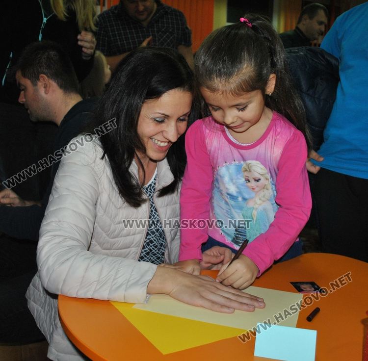 Деца „облякоха” татковци в рими за Деня на бащата