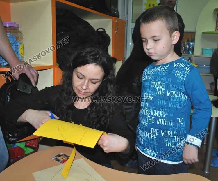 Деца „облякоха” татковци в рими за Деня на бащата