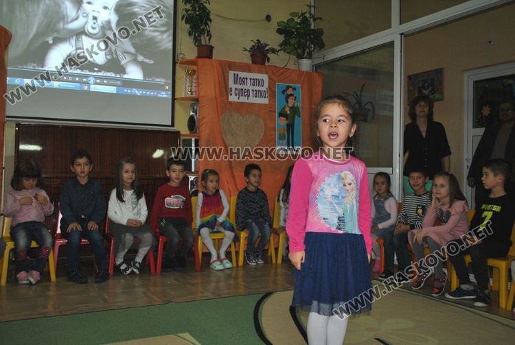 Деца „облякоха” татковци в рими за Деня на бащата