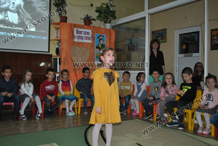 Деца „облякоха” татковци в рими за Деня на бащата