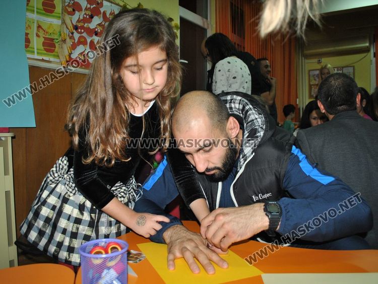 Деца „облякоха” татковци в рими за Деня на бащата