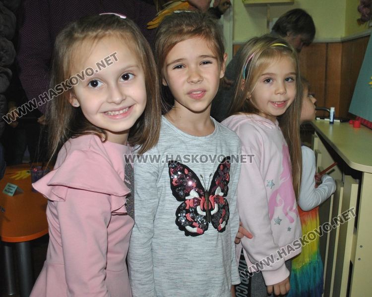 Деца „облякоха” татковци в рими за Деня на бащата