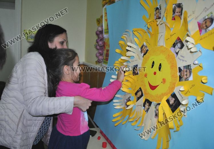 Деца „облякоха” татковци в рими за Деня на бащата