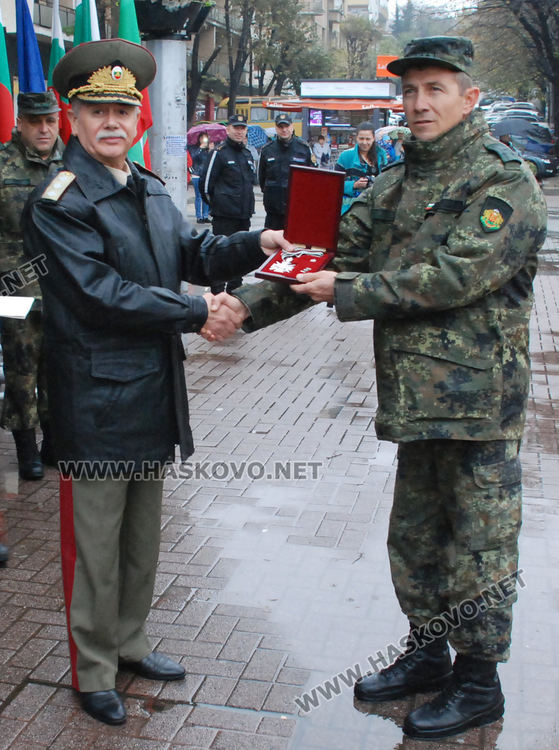 ген.-лейтенант Любчо Тодоров връчи награда на ационалния командир полковник Иван Иванов /вляво/