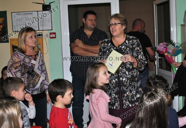 Деца „облякоха” татковци в рими за Деня на бащата