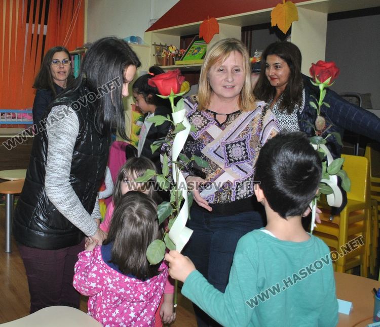 Деца „облякоха” татковци в рими за Деня на бащата