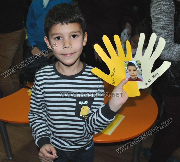 Деца „облякоха” татковци в рими за Деня на бащата