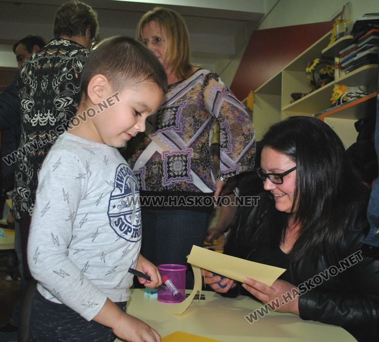 Деца „облякоха” татковци в рими за Деня на бащата