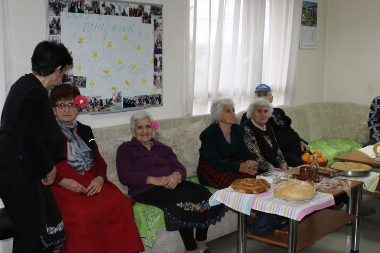 В Деня на християнското семейство заместник-кметът на гости в Дневния център за възрастни