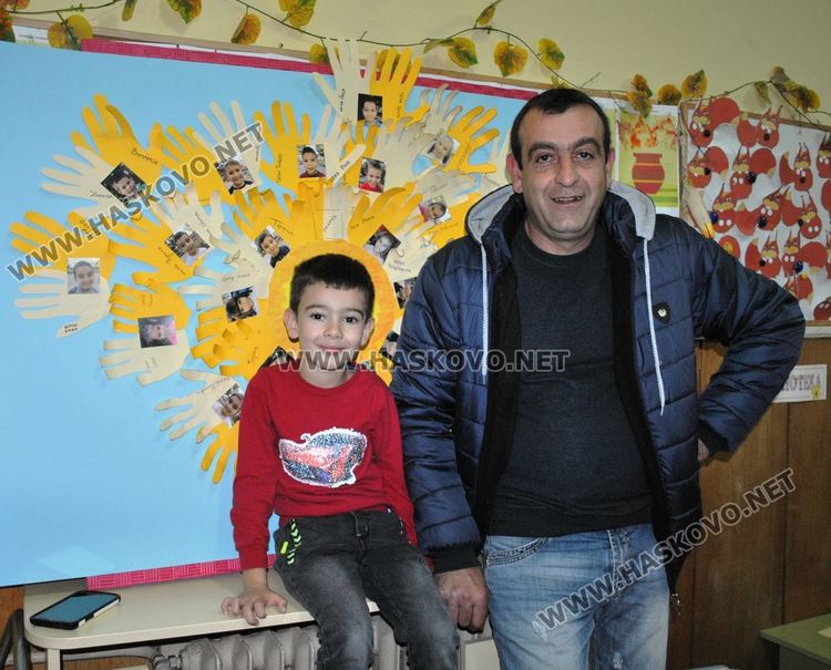 Деца „облякоха” татковци в рими за Деня на бащата