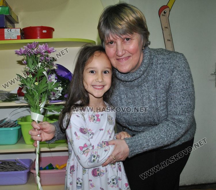 Деца „облякоха” татковци в рими за Деня на бащата