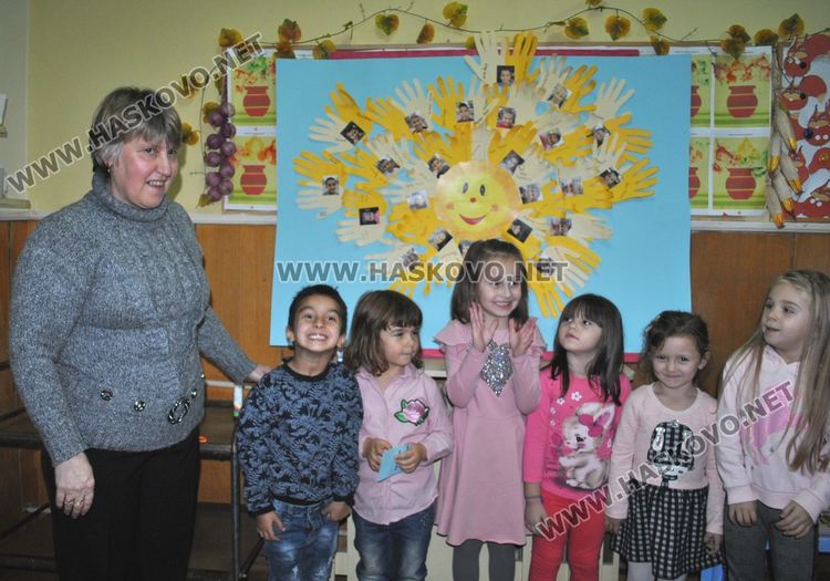 Деца „облякоха” татковци в рими за Деня на бащата