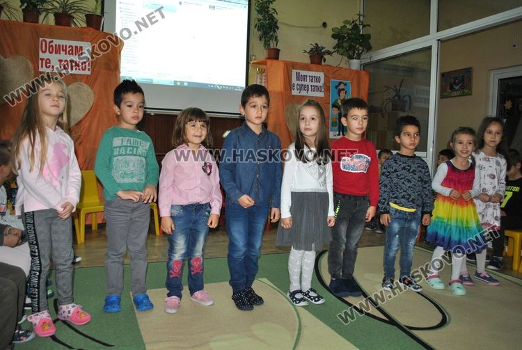 Деца „облякоха” татковци в рими за Деня на бащата