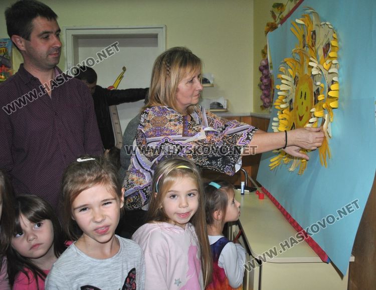 Деца „облякоха” татковци в рими за Деня на бащата