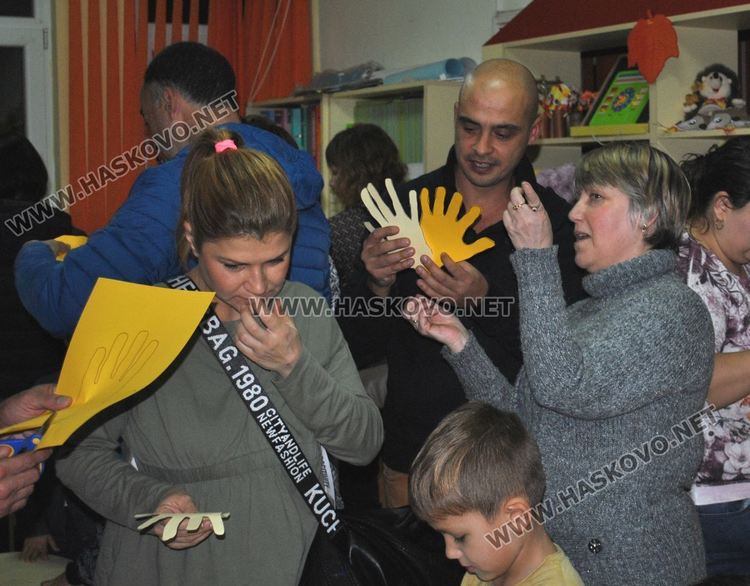 Деца „облякоха” татковци в рими за Деня на бащата