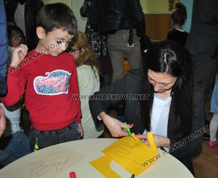 Деца „облякоха” татковци в рими за Деня на бащата