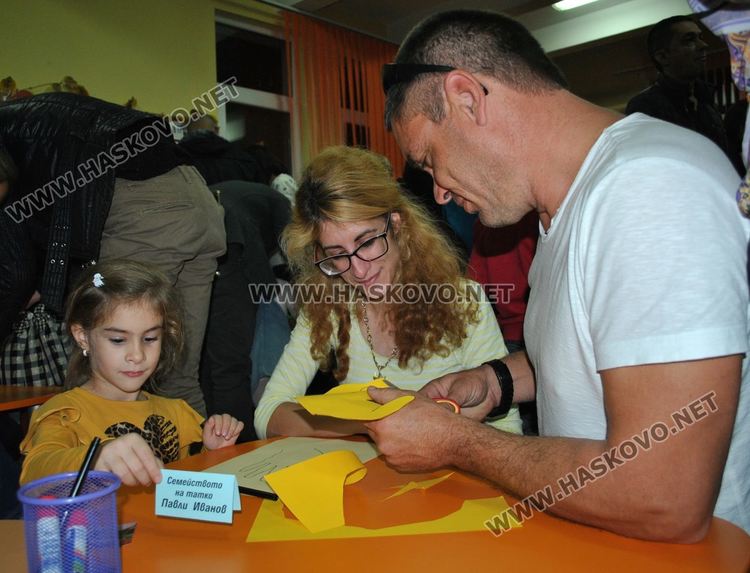 Деца „облякоха” татковци в рими за Деня на бащата