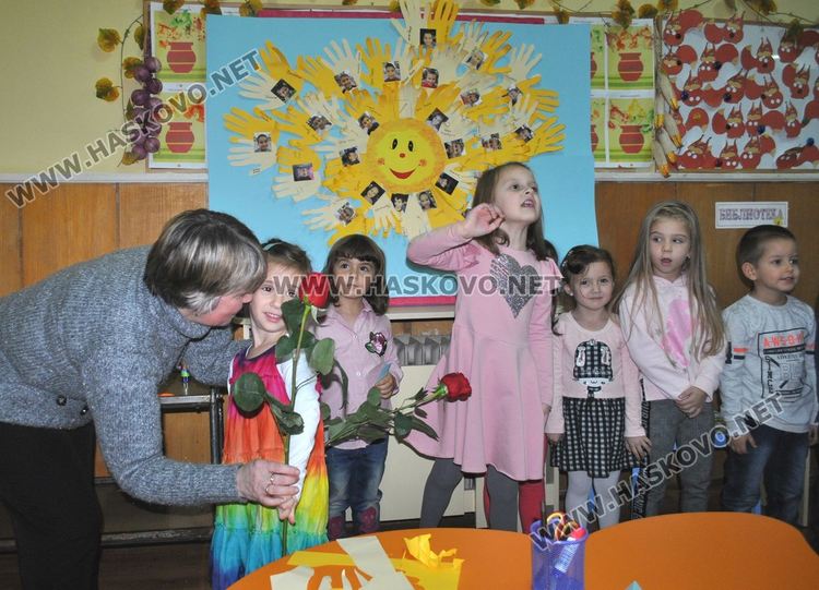 Деца „облякоха” татковци в рими за Деня на бащата