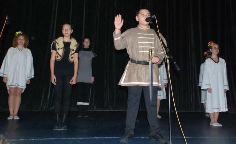 Ученици от "Любен Каравелов" Узунджово включиха театъра в обучението си