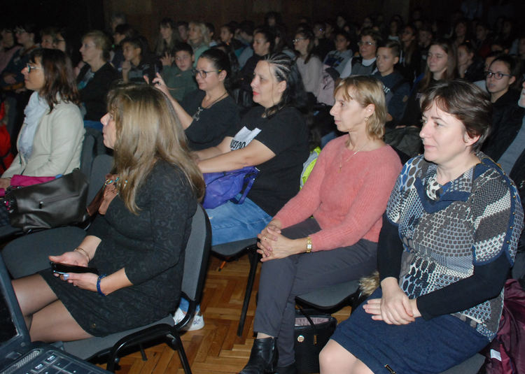 Ученици от "Любен Каравелов" Узунджово включиха театъра в обучението си