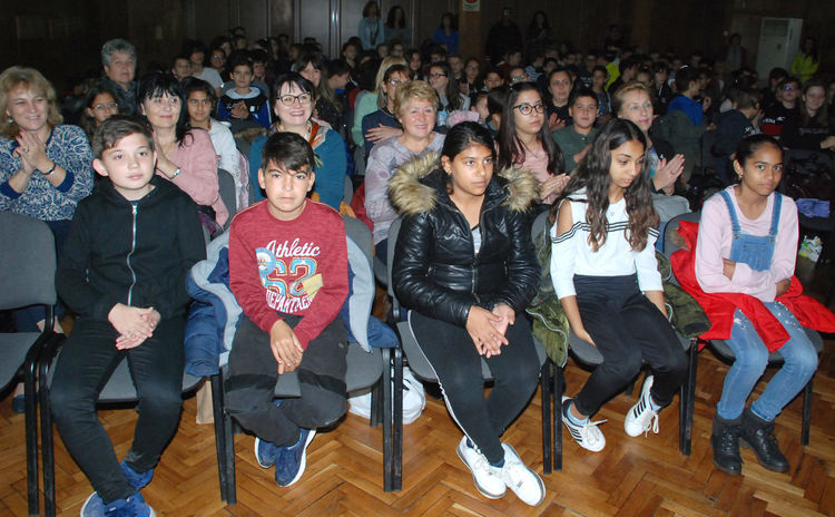 Ученици от "Любен Каравелов" Узунджово включиха театъра в обучението си