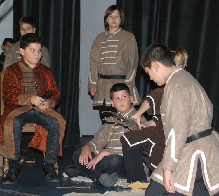Ученици от "Любен Каравелов" Узунджово включиха театъра в обучението си