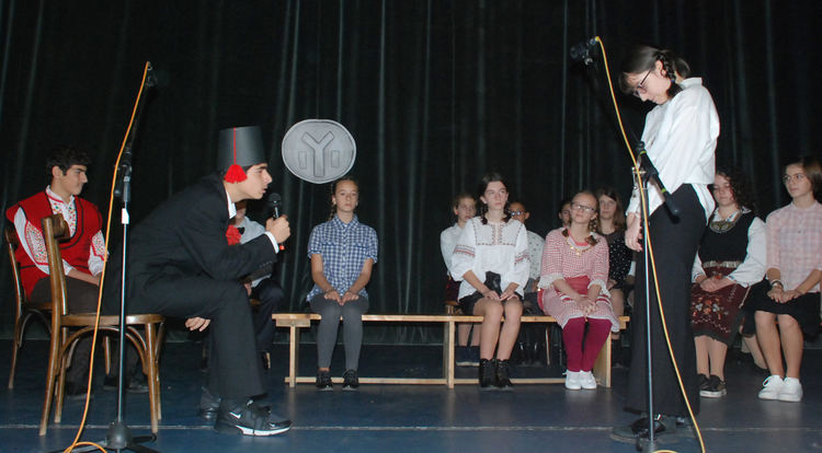 Ученици от "Любен Каравелов" Узунджово включиха театъра в обучението си