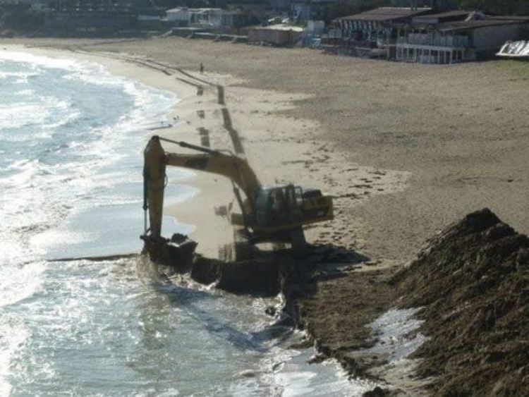 Защо се строи дига на плажа в Созопол
