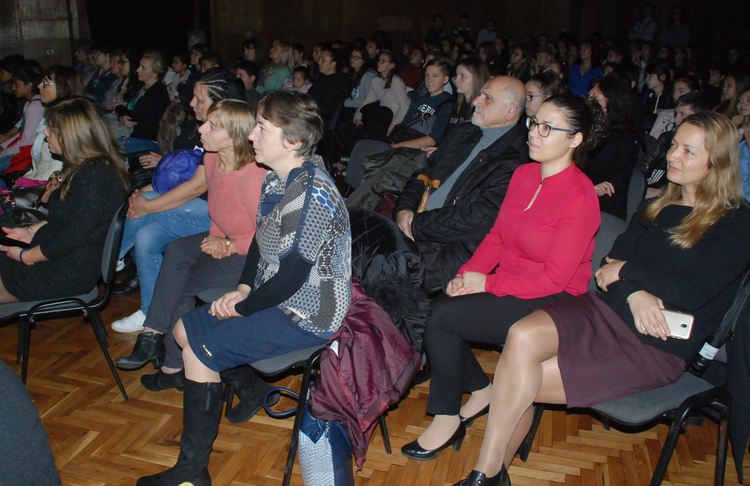 Ученици от "Любен Каравелов" Узунджово включиха театъра в обучението си