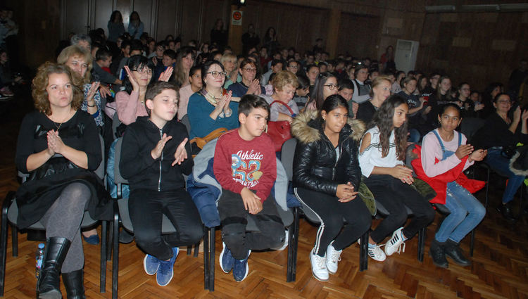 Ученици от "Любен Каравелов" Узунджово включиха театъра в обучението си