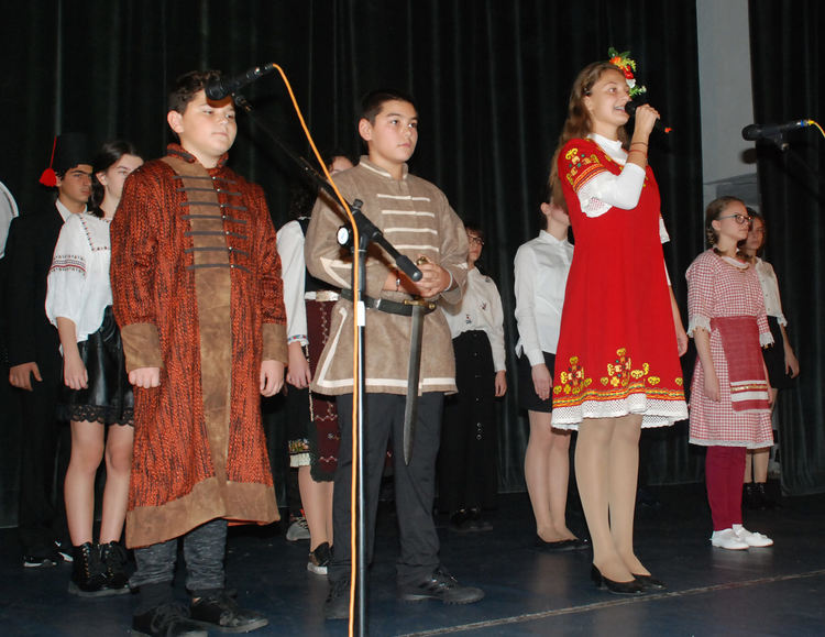 Ученици от "Любен Каравелов" Узунджово включиха театъра в обучението си