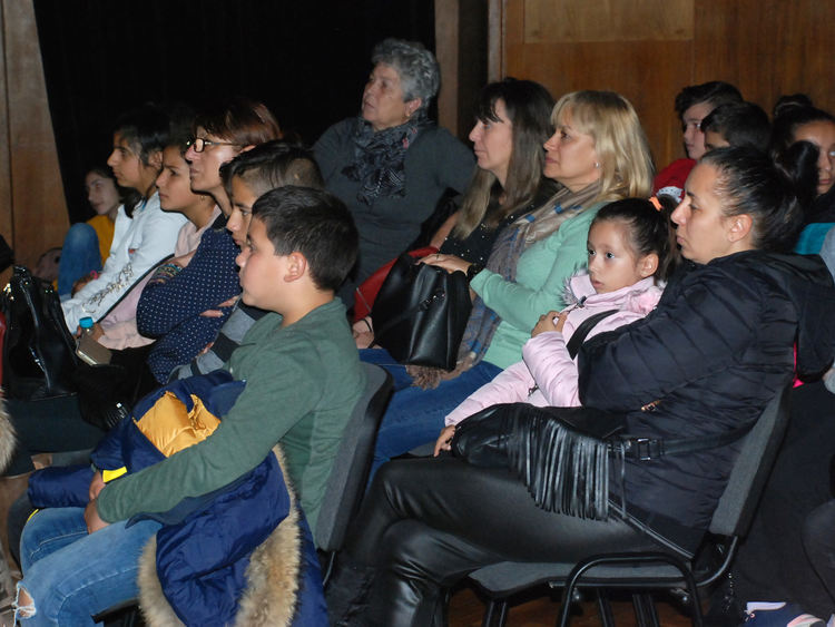 Ученици от "Любен Каравелов" Узунджово включиха театъра в обучението си