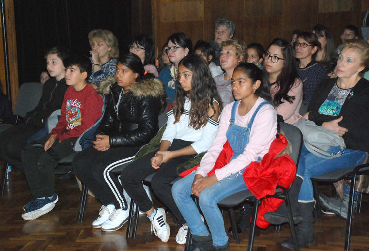 Ученици от "Любен Каравелов" Узунджово включиха театъра в обучението си