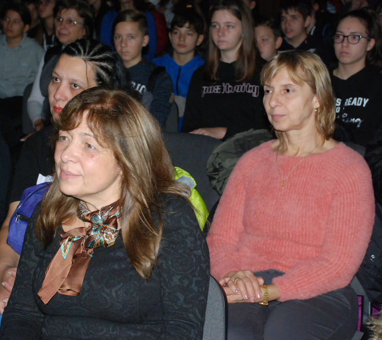 Ученици от "Любен Каравелов" Узунджово включиха театъра в обучението си